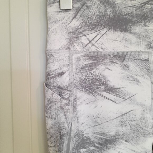 Lululemon Pace Perfect Crop (17") Breeze By White Light Cast / Light Cast Size 8 - Picture 5 of 14